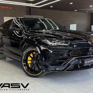 LAMBORGHINI URUS en mayúsculas
